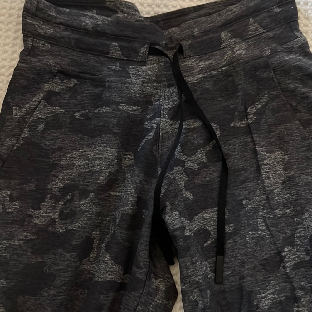 Black/gray camo lululemon joggers